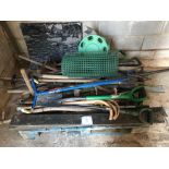 Quantity of garden hand tools