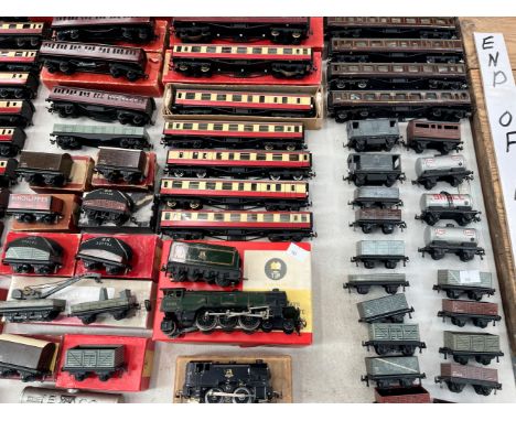 A LARGE COLLECTION OF TRIX TWIN 00 GUAGE ELECTRIC MODEL RAILWAY LOCOMOTIVES, ROLLING STOCK, RAIL SIDE ACCESSORIES AND SOME BO