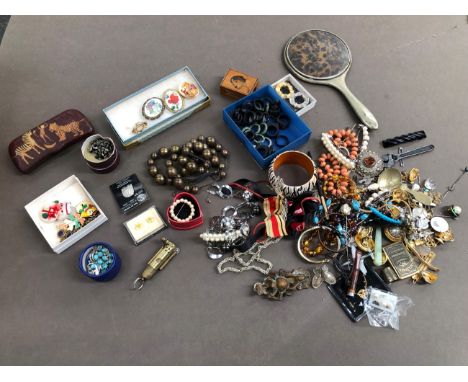 A COLLECTION OF  PREDOMINATELY VINTAGE COSTUME JEWELLERY, AND COLLECTABLES TO INCLUDE A QUANTITY OF WOODEN AND HARDSTONE RING