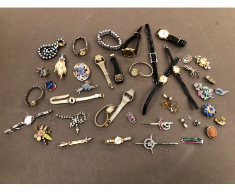 A COLLECTION OF PREDOMINATELY VINTAGE JEWELLERY AND WATCHES TO INCLUDE A DELFTS WINDMILL BROOCH ETC. 