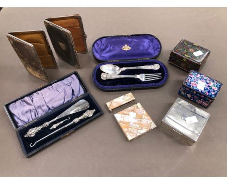 A HALLMARKED SILVER MOUNTED BUTTON HOOK AND SHOE HORN, A CASED SILVER FORK AND SPOON, TWO CLOISONNE BOXES, A MOTHER OF PEARL 