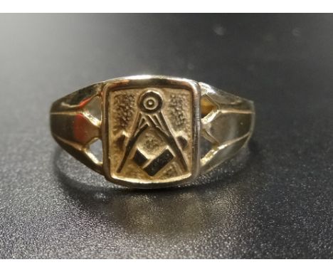 NINE CARAT GOLD MASONIC SIGNET RINGthe central panel with compass decoration flanked by pierced shoulders, ring size S-T