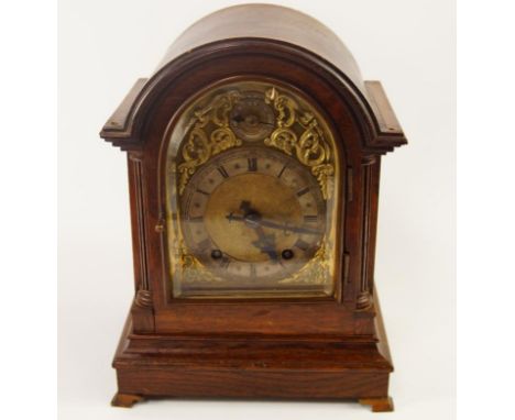 An early 20thC eight day mantel clock, in oak case, chiming on a gong, 30cm high.