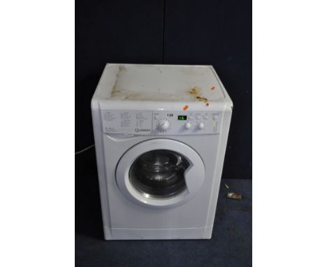 AN INDESIT IWDD7143 WASHING MACHINE ( crack to top corner of plastic front panel ) (PAT pass and powers up)