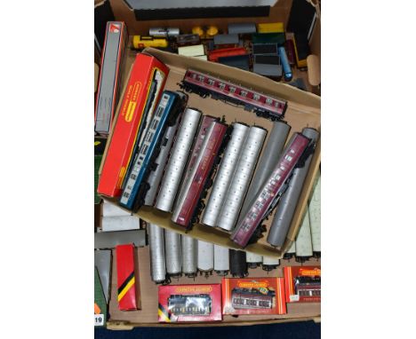 A QUANTITY OF BOXED AND UNBOXED 00 GAUGE COACHES AND ROLLIING STOCK, assorted mainly Hornby coaching stock, Tri-ang, Hornby, 