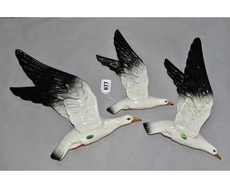 A SET OF THREE BESWICK SEAGULL WALL PLAQUES, NO'S. 922/1/2/ and 3 (Condition Report:- 922-1 the largest has a chip to the bea