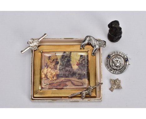 A TRAY OF SILVER BROOCHES, COMPACT etc, to include a silver 'Crufts Dog Show' brooch depicting a dogs face set with two blue 