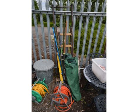A QUANTITY OF GARDEN ITEMS, to include a bundle of garden tools, gardening stool and a hose reel with hose, along with a tubu