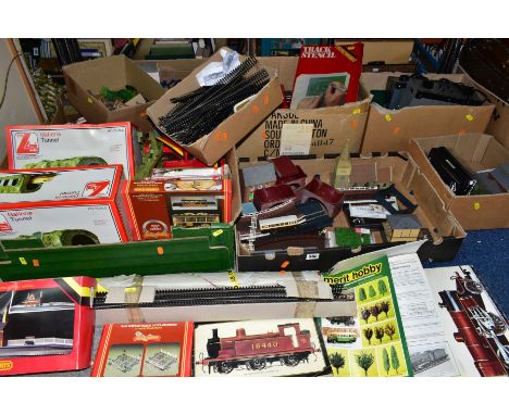 A QUANTITY OF BOXED AND UNBOXED 00 GAUGE MODEL RAILWAY LINSIDE BUILDINGS, TRACK. ACCESSORIES AND CONTROLLERS, assorted boxed 
