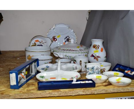 A SMALL GROUP OF ROYAL WORCESTER TABLEWARES, ETC, including Evesham pattern boxed butter knife, cheese knife and pie slice, s