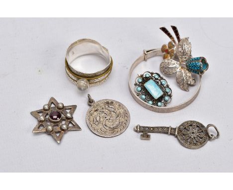 A SELECTION OF WHITE METAL JEWELLERY, to include a silver child's bangle in the form of a textured belt with buckle, hallmark