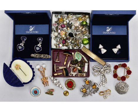 A TRAY OF ASSORTED ITEMS, to include a silver ingot pendant hallmarked London 1977, a silver charm in the form of a boot, hal