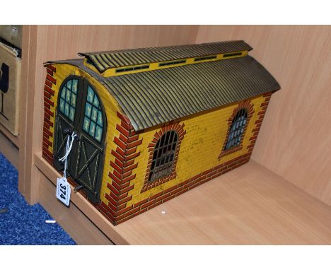 A BING TINPLATE SINGLE ROAD 0 GAUGE ENGINE SHED, lithographical design with some paint loss, wear and minor damage, roof loos