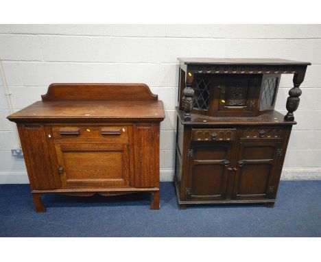 AN EARLY 20TH CENTURY OAK SIDEBOARD, with a raised back, one central drawer and cupboard door flanked by linenfold panels, sw