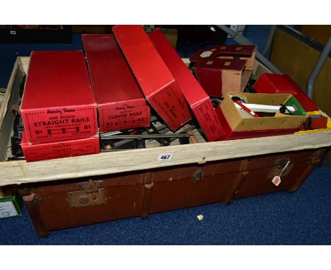 A QUANTITY OF BOXED AND UNBOXED HORNBY 0 GAUGE TRACK AND ACCESSORIES, to include boxed No 1 Level Crossing and boxed No 2 Sin