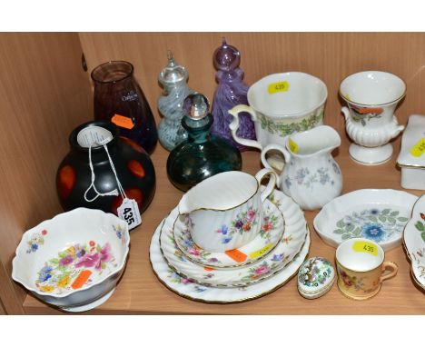 A GROUP OF CERAMICS AND GLASS GIFTWARES, ETC, to include a Poole Pottery Living Glaze bulbous vase, Galaxy design, height 10c