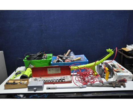 A GARDEN GEAR ELECTRIC WEED SWEEPER (PAT pass and working) and two trays of garden and hand tools including a Record 18 Stils