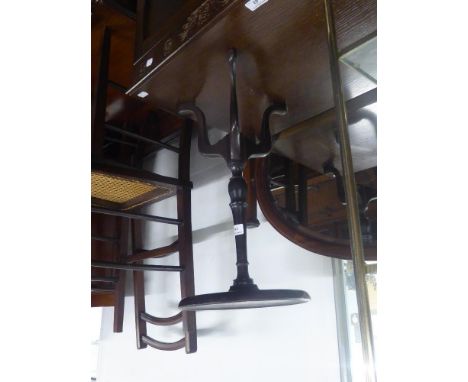 AN EDWARDIAN MAHOGANY TRIPOD WINE TABLE, THE CIRCULAR TOP HAVING SATINWOOD CIRCULAR FAN INLAY 