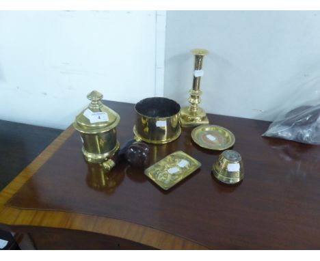 A QUANTITY OF BRASSWARES, TO INCLUDE; A CANDLESTICK, LARGE JAR AND COVER, PART SHELL CASE ETC.... 