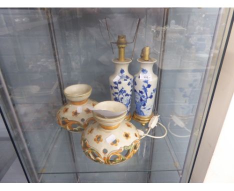 LADIES CREAM ENAMELLED AND GILT METAL MAKE-UP BOX, THE INTERIOR WITH BEVEL EDGE MIRROR AND PAIR OF FOLD-OUT LIDDED COMPARTMEN
