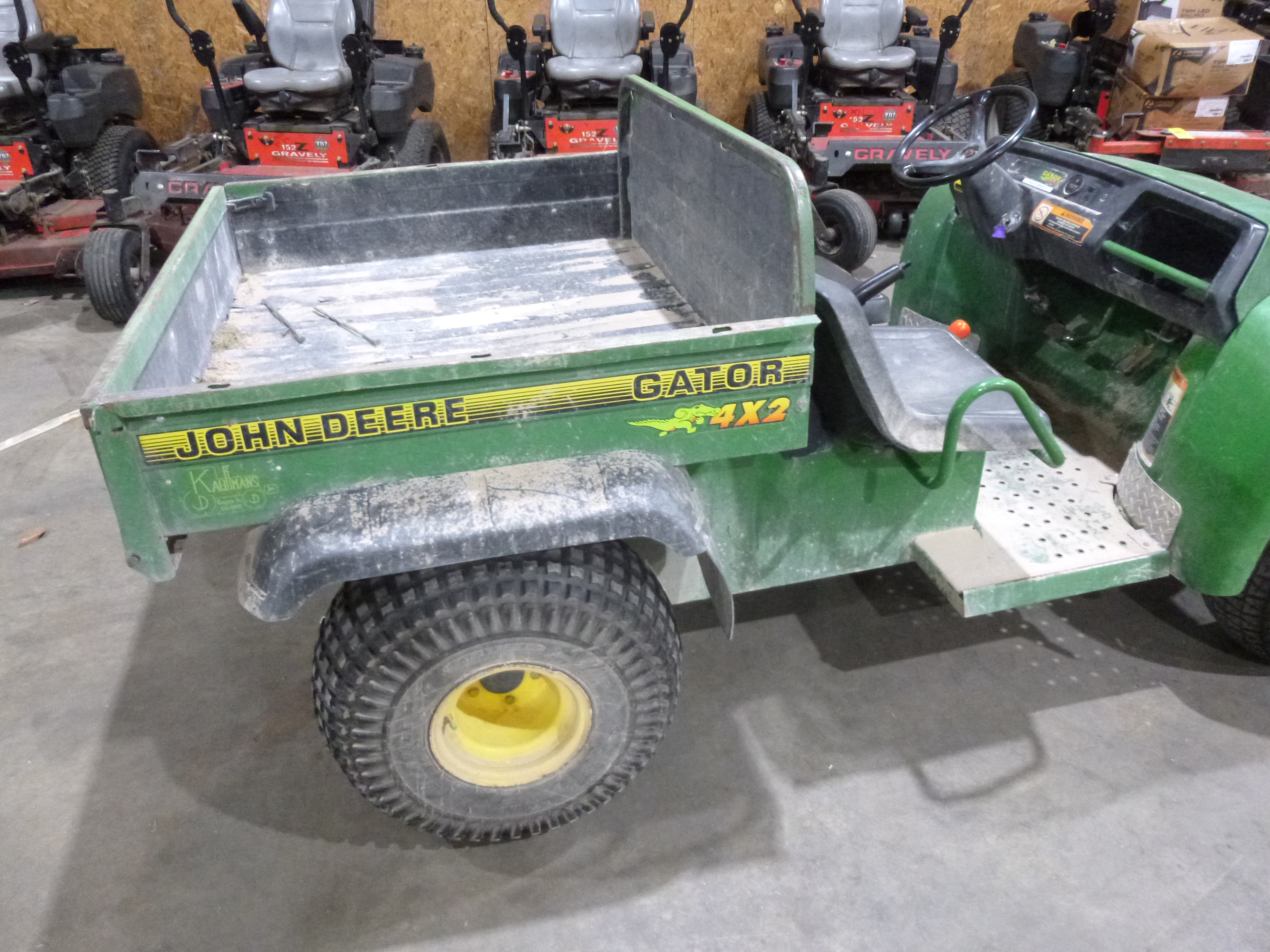 John Deere Gator, 4x2 with power dump bed 5590 hours showing on hour