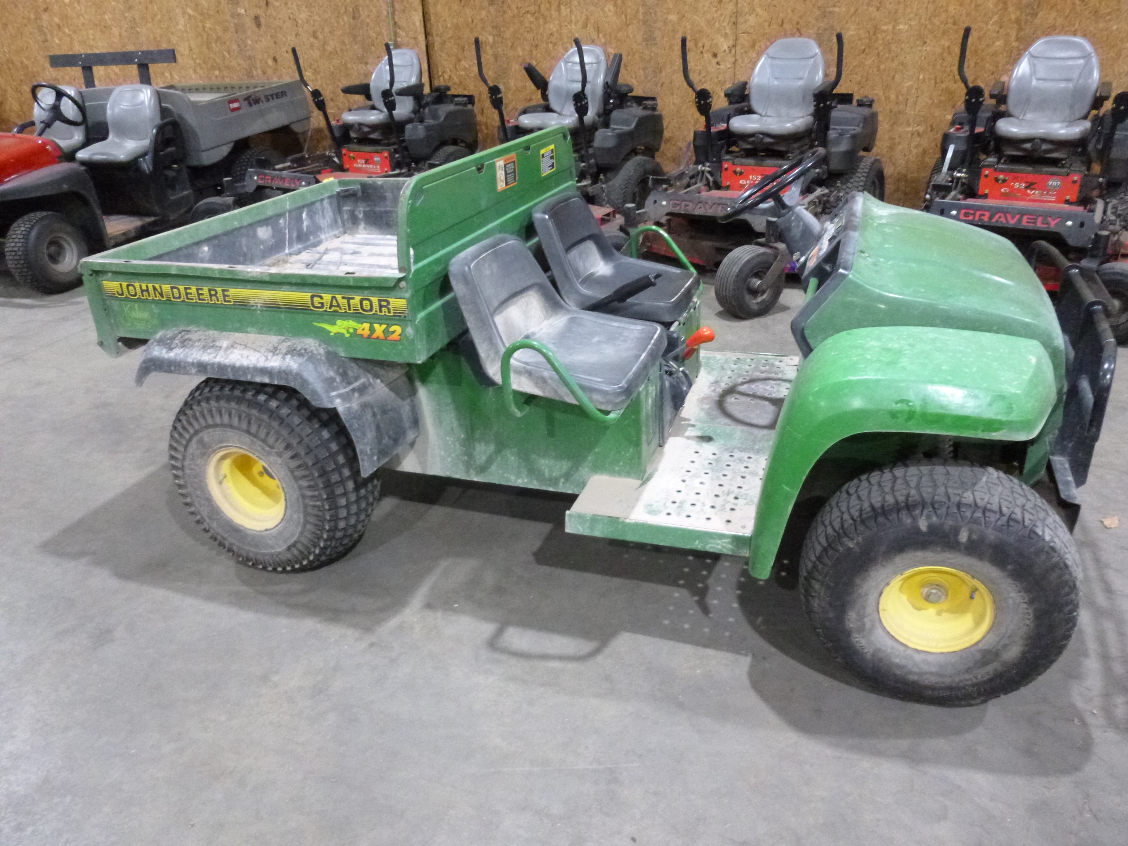 John Deere Gator, 4x2 with power dump bed 5590 hours showing on hour