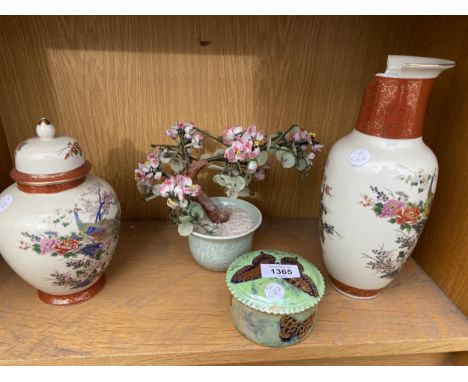 AN ASSORTMENT OF CERAMIC ITEMS TO INCLUDE AN ORIENTAL STYLE VASE AND GINGER JAR ETC 