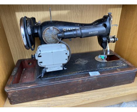 A VINTAGE SINGER SEWING MACHINE WITH ATTATCHED SINGER WORK LIGHT 