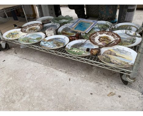 A LARGE ASSORTMENT OF COLLECTORS PLATES TO INCLUDE ROYAKL WORCESTER ETC 