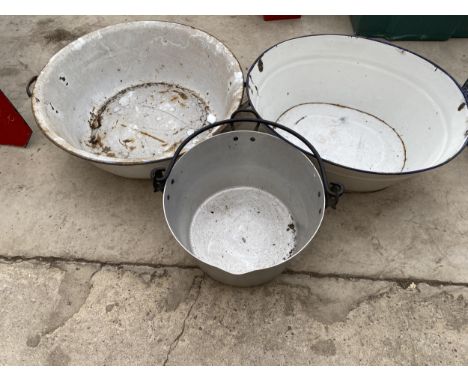 AN ENAMEL WASH BOWL, A SMALL ENAMEL BATH AND A STAINLESS STEEL COOKING POT 