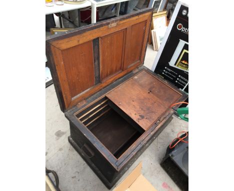 A LARGE VINTAGE WOODEN JOINERS TOOL CHEST WITH INTERNAL SLIDING STORAGE COMPARTMENTS 