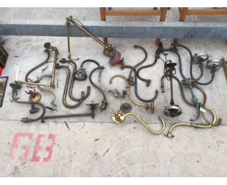 AN ASSORTMENT OF VINTAGE LIGHT FITTINGS 