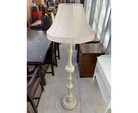 A MODERN PAINTED TURNED COLUMN STANDARD LAMP COMPLETE WITH SHADE 