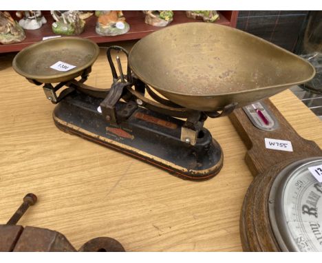 A SET OF VINTAGE BERRY &amp; WARMINGTON KITCHEN BALANCE SCALES 