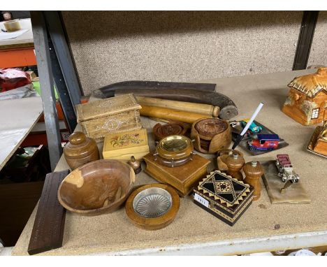 A QUANTITY OF TREEN ITEMS TO INCLUDE, BOWLS, BOXES, COASATERS, CRIBBAGE BOARD, ETC 