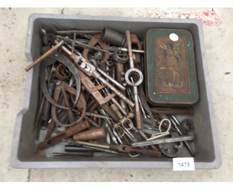 AN ASSORTMENT OF VINTAGE TOOLS TO INCLUDE TAP AND DIE, CALIPERS AND DRILL BITS ETC 