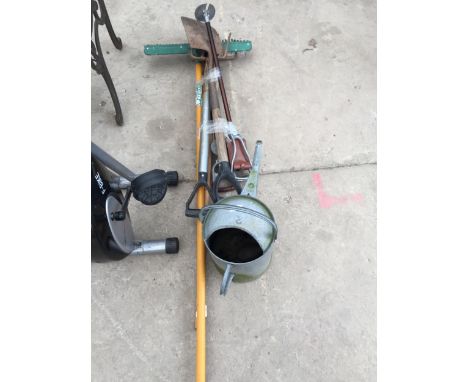 AN ASSORTMENT OF GARDEN TOOLS TO INCLUDE A FORK, SPADE AND GALVANISED WATERING CAN 