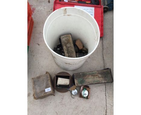 AN ASSORTMENT OF VINTAGE CAR PARTS TO INCLUDE SPARK PLUGS, AMP METRES AND SIDE LAMPS ETC 