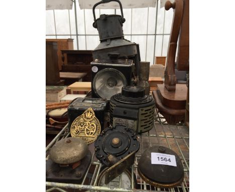 AN ASSORTMENT OF VINTAGE ITEMS TO INCLUDE A MASTHEAD LAMP, DOOR BELLS AND A ROTARY DIAL ETC 