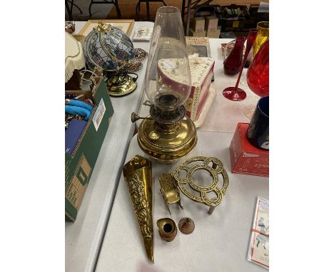 A QUANTITY OF BRASS ITEMS TO INCLUDE AN OIL LAMP, TRIVET, WALL POCKET, ETC 