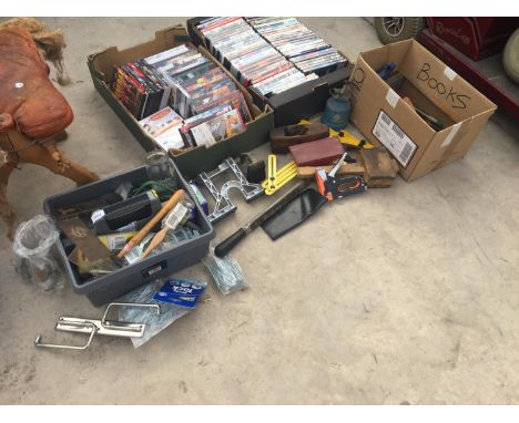 AN ASSORTMENT OF HAND TOOLS TO INCLUDE A WOOD PLANE, A WOODEN MALLET AND SCREW DRIVERS ETC 