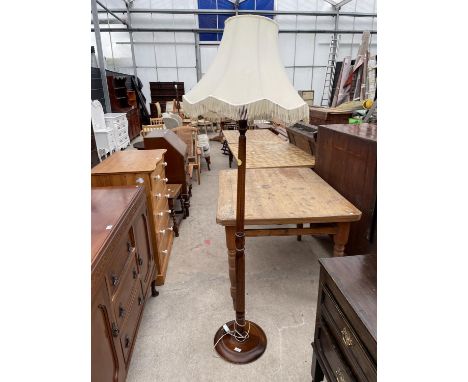 A STANDARD LAMP COMPLETE WITH SHADE, ON TURNED COLUMN 
