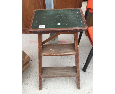 A VINTAGE TWO RUNG WOODEN STEP WITH INSET LEATHER TOP 