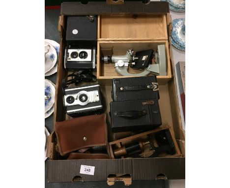 A QUANTITY OF VINTAGE CAMERAS TO INCLUDE A KODAK PORTRAIT BROWNIE, KODAK MODEL C, CORONET D-20, ETC, PLUS TWO SMALL MICROSCOP