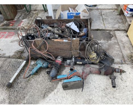 AN ASSORTMENT OF POWER TOOLS TO INCLUDE GRINDERS, DRILLS AND SANDERS ETC 