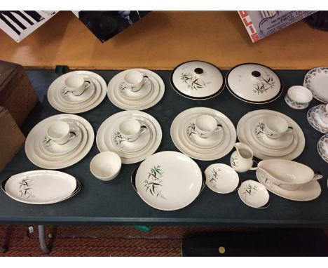 A QUANTITY OF ROYAL DOULTON 'BAMBOO' DINNERWARE TO INCLUDE, VARIOUS SIZES OF PLATES, CUPS, SAUCERS, TUREENS, ETC 