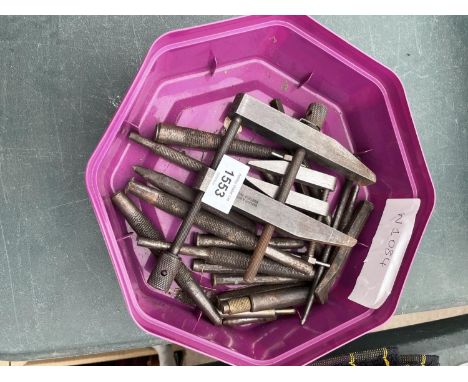 AN ASSORTMENT OF VINTAGE ENGINEERS TOOLS TO INCLUDE PUNCHES AND CLAMPS ETC 