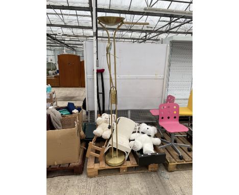 AN ASSORTMENT OF HOUSEHOLD CLEARANCE ITEMS TO INCLUDE A LAMP, TEDDIES AND FLATWARE ETC 
