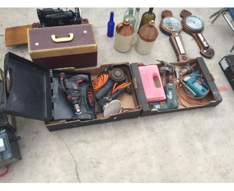 AN ASSORTMENT OF POWER TOOLS TO INCLUDE A GRINDER, DRILLS AND A JIGSAW ETC 
