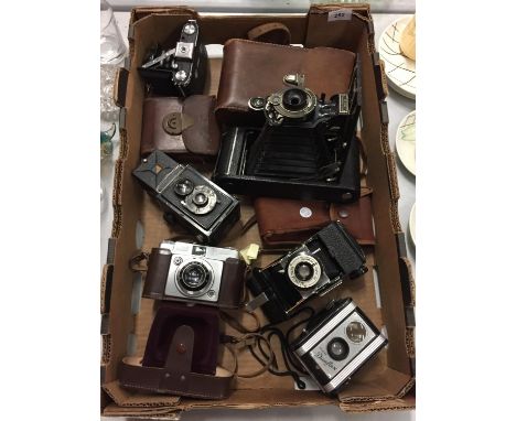 A QUANTITY OF VINTAGE CAMERAS TO INCLUDE, A KODAK DUAFLEX, ILFORD, VOIGTLANDER BRILLIANT, 2-C AUTOGRAPHIC KODAK JUNIOR, ZEISS